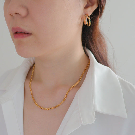 How to Style A Chain Necklace with Different Outfits