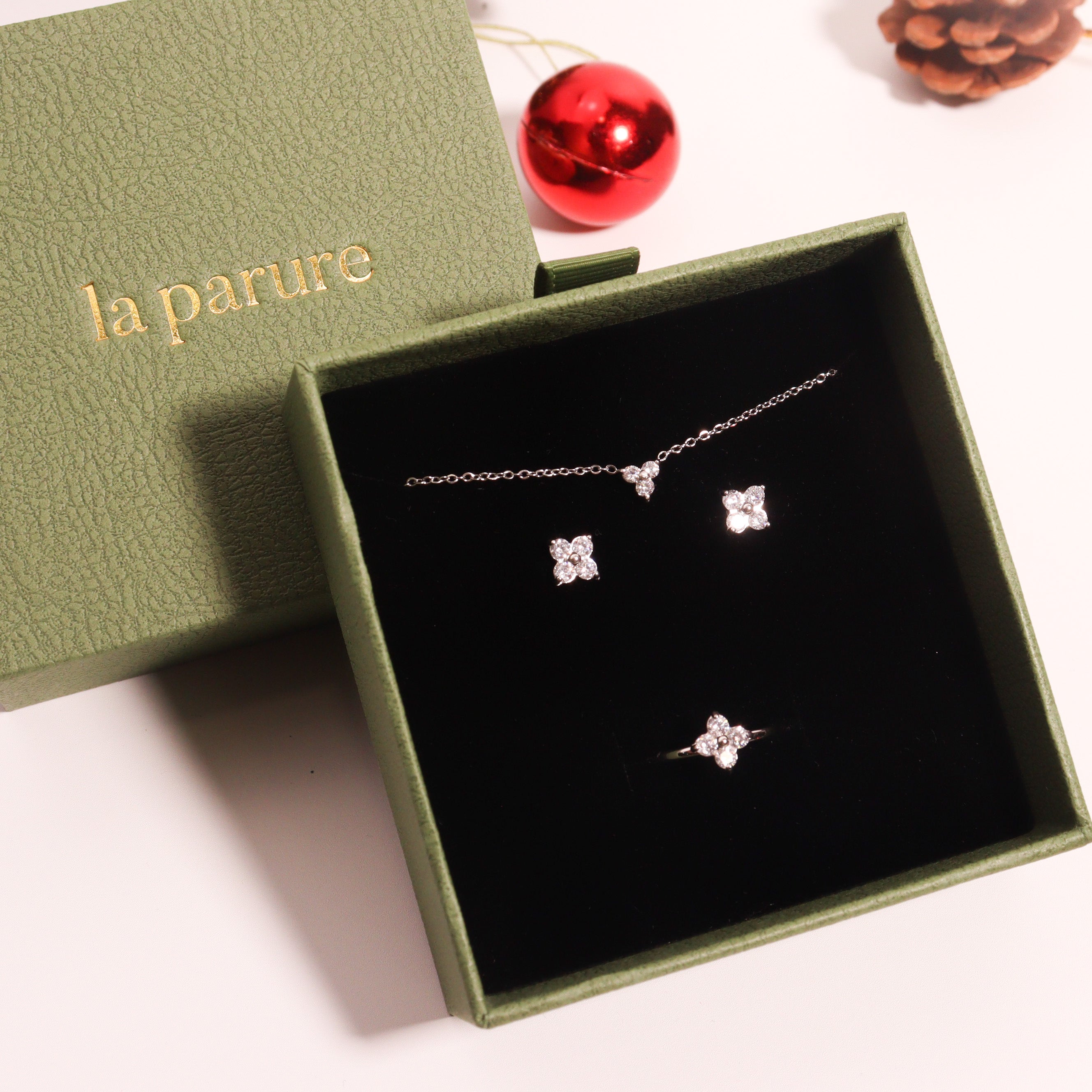 Timeless Clover Christmas Gift Set